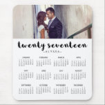 Alfombrilla De Ratón Calendario fotográfico simple y moderno 2017<br><div class="desc">Esta almohadilla de ratón del calendario 2017,  simple y elegante,  presenta una tipografía moderna que dice "veintisiete",  con espacio para que puedas personalizar con tu nombre y una foto favorita.</div>