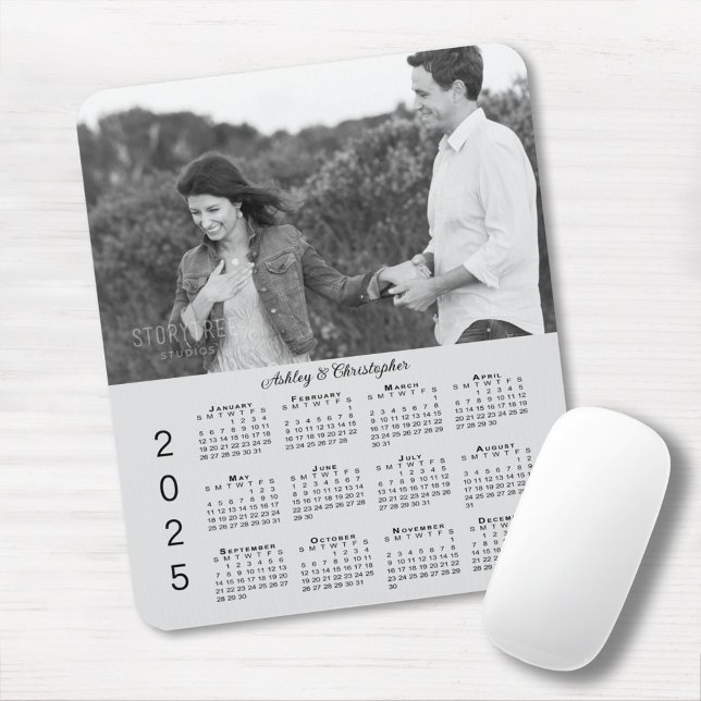 Alfombrilla De Ratón Calendario Gris 2025 personalizado de sus nombres  (Your Photo Names Personalized Gray 2025 Calendar Mouse Pad in situ)