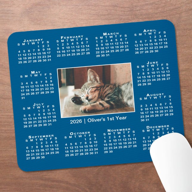 Alfombrilla De Ratón Calendario moderno 2026 Su nombre de foto en azul (Modern 2026 Calendar Your Photo Name on Blue Mouse Pad, in situ)