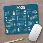 Alfombrilla De Ratón Calendario - moderno azul y blanco simple<br><div class="desc">Azul marino y blanco - Un calendario mínimo básico de 12 meses 2025 con un fondo de color sólido. Un aspecto moderno para tu oficina en el hogar o taquilla de la escuela. Las fuentes son simples de leer y los colores pueden cambiarse. — Si abre el área de personalizar,...</div>