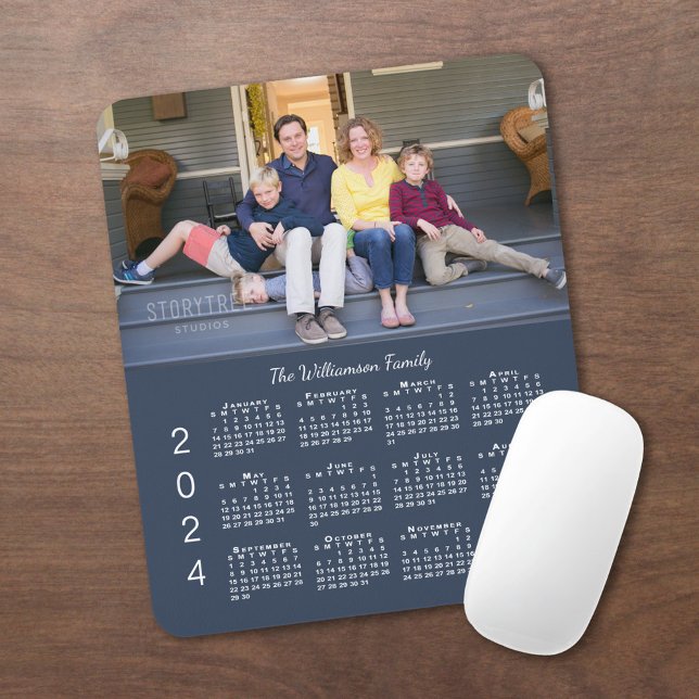 Alfombrilla De Ratón Calendario personalizado de nombre fotográfico de  (2024 Calendar Personalized Photo and Name Navy Blue Mouse Pad, In Situ)