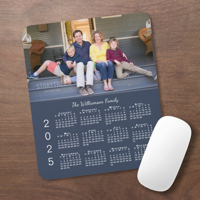 Alfombrilla De Ratón Calendario personalizado de nombre fotográfico de  (Personalized Photo Name Navy Blue 2025 Calendar Mouse Pad in situ)
