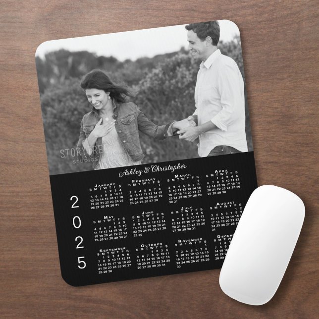 Alfombrilla De Ratón Calendario personalizado de nombres de fotos en ne (Your Photo Names Personalized Black 2025 Calendar Mouse Pad in situ)