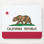 Alfombrilla De Ratón California República Cali Bandera del Oso, Ratón d<br><div class="desc">La bandera oficial del estado de California. Es conocida como La bandera del oso. En la Revuelta de la bandera del oso "julio de 1846" un pequeño grupo de colonos estadounidenses en California se rebelaron contra el gobierno mexicano y proclamaron California una república independiente. Los apodos son Cali, Estado Dorado,...</div>