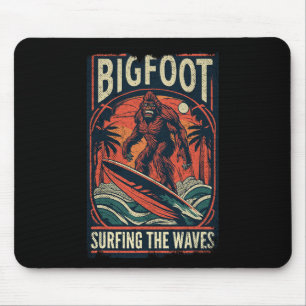 Alfombrilla De Ratón Camiseta de Bigfoot surfeando las olas Retro desga