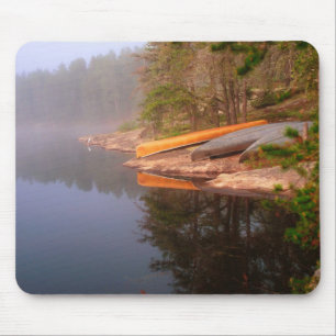 Alfombrilla De Ratón Camping de canoa brumoso, lago Kawnipi,