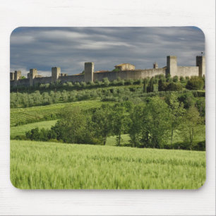 Alfombrilla De Ratón Campo de trigo y Monteriggioni distante, en el