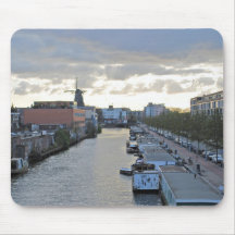Canal de Ámsterdam y molino de viento con puesta d