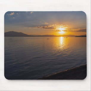 Alfombrilla De Ratón capilla del lago y montañas a lo largo del horizon
