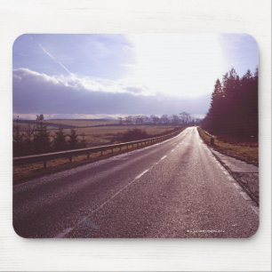 Alfombrilla De Ratón Carretera principal con el invierno bajo sun.