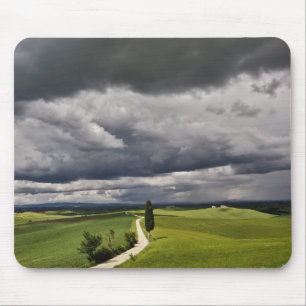 Alfombrilla De Ratón Carretera y nubes de tormenta, región rural de Tos