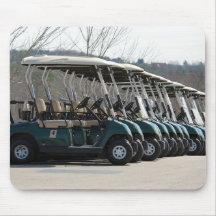 Carros de golf listos para irse