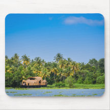 Casa flotante en las aguas tranquilas de Kerala