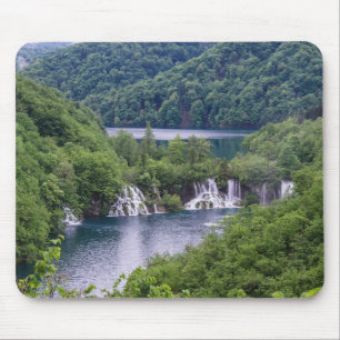 Alfombrilla De Ratón Cascada de cascada con bosque verde en Croacia
