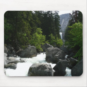 Alfombrilla De Ratón Cascada Vernal en la distancia en Yosemite