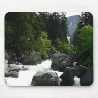 Alfombrilla De Ratón Cascada Vernal en la distancia en Yosemite