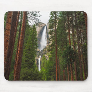 Alfombrilla De Ratón Cascada Yosemite a través del bosque
