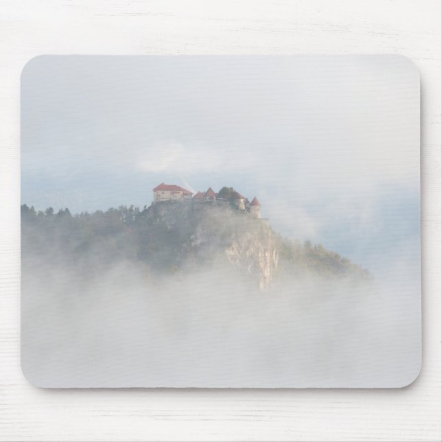 Alfombrilla De Ratón Castillo sangrado rodeado por las nubes (Frente)