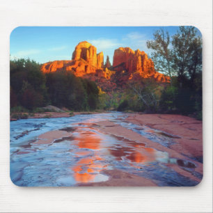 Alfombrilla De Ratón Cathedral Rock reflejada en Oak Creek al atardecer
