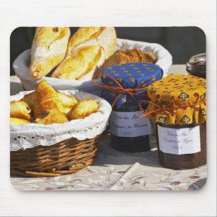 Alfombrilla De Ratón Cesta con croissants y panes de chocolate.