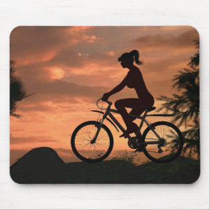 Alfombrilla De Ratón chica bonito montando su bicicleta al atardecer