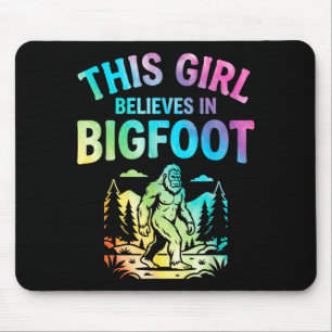 Alfombrilla De Ratón Chicas creyentes del bigfoot tie dye sasquatch crí