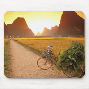 Alfombrilla De Ratón China, Guangxi. Yangzhou, Bicicleta en el campo