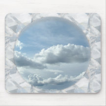 Cielo azul y nubes blancas en el marco