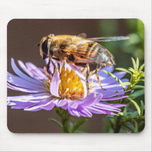 Alfombrilla De Ratón Cierre de una abeja en una flor morada