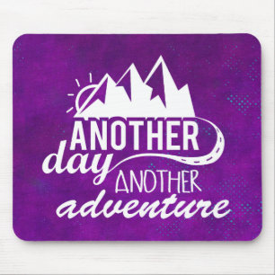 Alfombrilla De Ratón Cita de aventuras - Montañas sobre fondo morado
