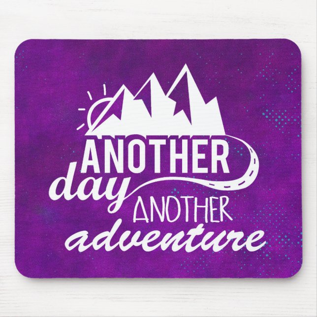Alfombrilla De Ratón Cita de aventuras - Montañas sobre fondo morado (Frente)