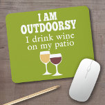 Alfombrilla De Ratón Cita de vino divertida - Bebo vino en mi patio<br><div class="desc">Estoy afuera - bebo vino en mi patio.</div>