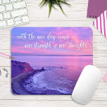 Alfombrilla De Ratón Cita Inspiradora con foto de color rosa morado de<br><div class="desc">"Con el nuevo día viene nueva fuerza y nuevos pensamientos". Este espectacular paisaje costero de Palos Verdes, California, prístino, de acantilados de la playa del océano, cerca de la puesta de sol, exuda tranquilidad y soledad cada vez que usas este elegante y fotográfico mousepad. Una cita inspiradora en un guión...</div>