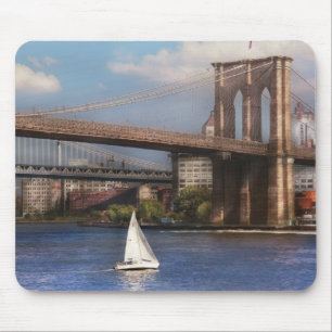 Alfombrilla De Ratón Ciudad - NY - Navegando bajo el Puente de Brooklyn