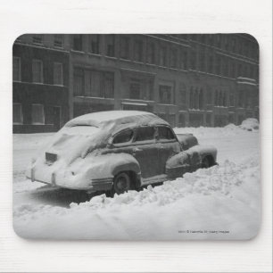 Alfombrilla De Ratón Coche capsulado nieve en la calle B&W