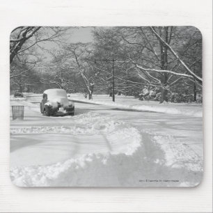 Alfombrilla De Ratón Coche capsulado nieve en la calle B&W