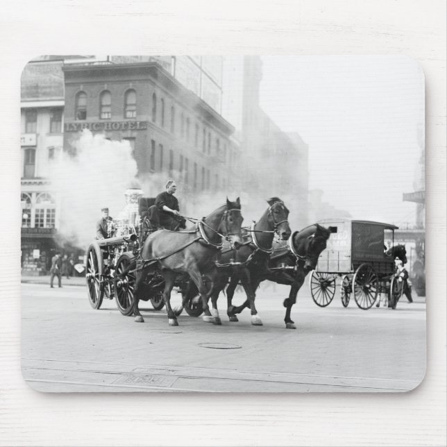 Alfombrilla De Ratón Coche de bomberos traído por caballo, 1900s (Frente)