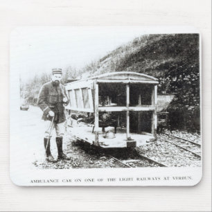 Alfombrilla De Ratón Coche de la ambulancia en uno de los ferrocarriles