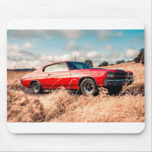 Alfombrilla De Ratón Coche de músculo rojo en la hierba.