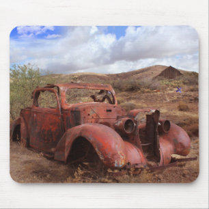 Alfombrilla De Ratón Coche viejo que aherrumbra en paisaje del desierto