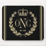 Alfombrilla De Ratón Cojín de ratón con monograma de muy buen gusto del<br><div class="desc">Tecleo "personalizar él" para cambiar color de fondo. Logotipo de la guirnalda y de la corona del laurel. Incorpore sus iniciales y año establecidos. Refresque la ocasión especial/el cumpleaños/el regalo de vacaciones. Él que espera y correcto ahora cree la cabaña ella otra. Seis disgustados tímidos con todo adelante aprenden que...</div>