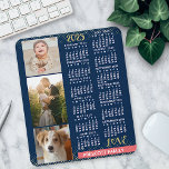Alfombrilla De Ratón collage de fotos de la familia de oro de coral de<br><div class="desc">Celebra 2025 con este calendario de collage de fotos. Con fechas fáciles de leer en blanco negrita, este calendario bellamente simple tiene las palabras "2025" y "AMOR" en falso purpurina de oro con una brillante barra rosa de coral en la parte inferior para tu nombre familiar personalizado u otro texto....</div>