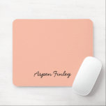 Alfombrilla De Ratón Color de tendencia Blanda Nombre Mousepad<br><div class="desc">Presenta el color primaveral de moda: Suave Peach. Moderno y elegante Mousepad con un nombre de personalizable en un tipografía escrita a mano. Su diseño, sencillo y limpio, en un color sólido, ofrece un encanto atemporal y clásico. Explore nuestros colores de tendencia primaveral para obtener más productos del mismo color...</div>