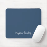 Alfombrilla De Ratón Color de tendencia Nombre azul serio Mousepad<br><div class="desc">Presentamos el color de moda: Serious Blue. Moderno y elegante Mousepad con un nombre personalizable en un tipografía adorable de aspecto manuscrito. Su diseño, sencillo y limpio, en un color sólido, ofrece un encanto atemporal y clásico. Explore nuestros colores de tendencia para obtener más productos del mismo color o descubra...</div>