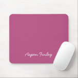 Alfombrilla De Ratón Color de tendencia rosa morado nombre Mousepad<br><div class="desc">Mousepad en color de baya rosa sólido. Moderno y elegante Mousepad con un nombre de personalizable en un tipografía escrita a mano. Su diseño, sencillo y limpio, en un color sólido, ofrece un encanto atemporal y clásico. Explore nuestros colores de moda para más productos del mismo color o descubra otros...</div>