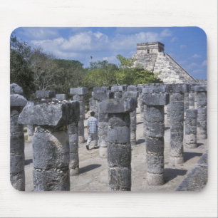 Alfombrilla De Ratón Columnas de piedra antiguas en Chichen Itza. Centr