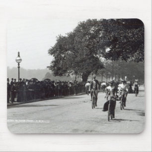 Alfombrilla De Ratón Completando un ciclo en Hyde Park, c.1910