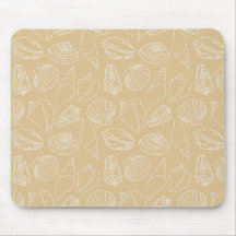 Conchas blancas sobre beige arenoso