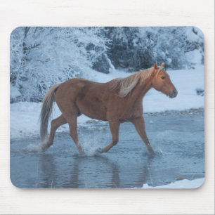 Alfombrilla De Ratón Conducción de caballos en invierno en Hideout Ranc