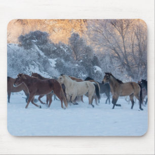 Alfombrilla De Ratón Conducción de caballos en invierno en Hideout Ranc